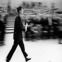 John Kennedy Elnök Gyorsan Sétál Egy Sajtótájékoztató Után A Külügyminisztérium Előadótermében. Március Története