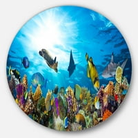 Designart 'Színes korallzátony halakkal' Disc Seascape Circle Metal Wall Art