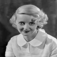 Bette Davis portré fehér ujjú ruhában, Marcel Wave frizurával fotónyomtatás